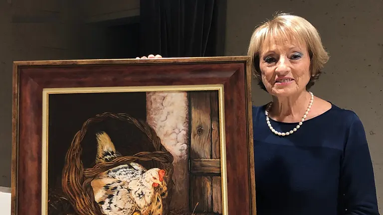 Imagen de la artista navarra Blanca Cabodevilla posando con una de sus obras. CEDIDA