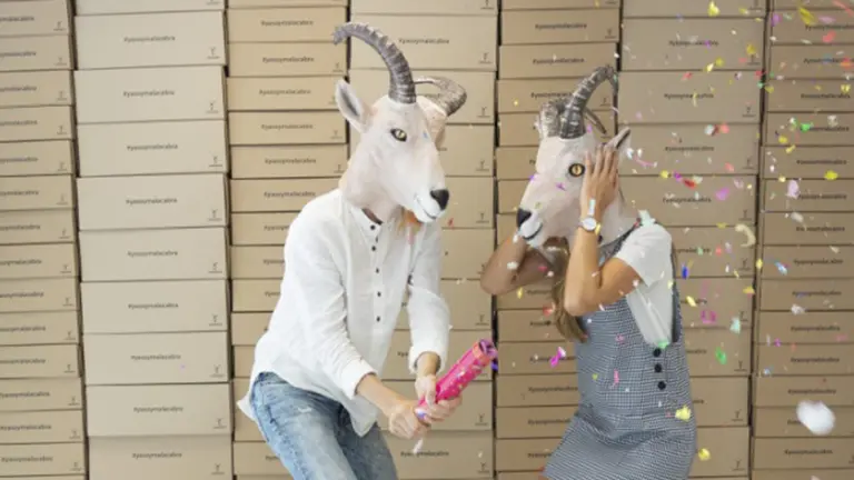 Imagen de los creadores de Malacabra con la máscara dela cabra. CEDIDA