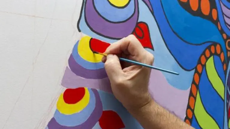 Un artista pintando un mural en la calle ARCHIVO