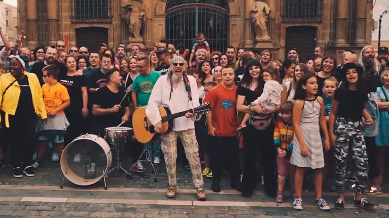 Videoclip de la canción de 'El Drogas' 'al salir la luz'