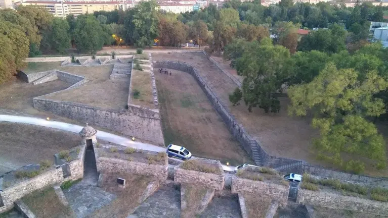 La Policía Municipal ayuda a un hombre que se había caído desde la zona amurallada del Vergel POLICÍA MUNICIPAL PAMPLONA