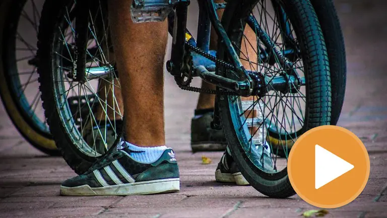 Un hombre en bicicleta (player) ARCHIVO