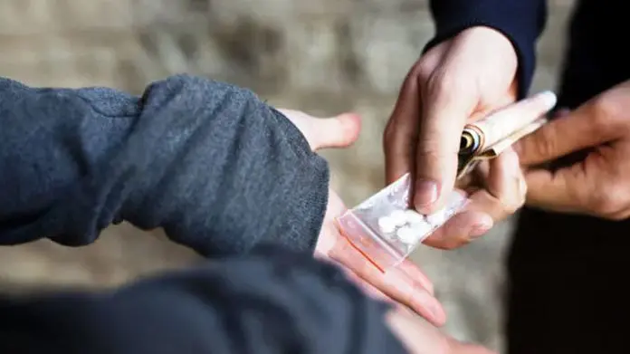 Un traficante de drogas vendiendo pastillas ARCHIVO