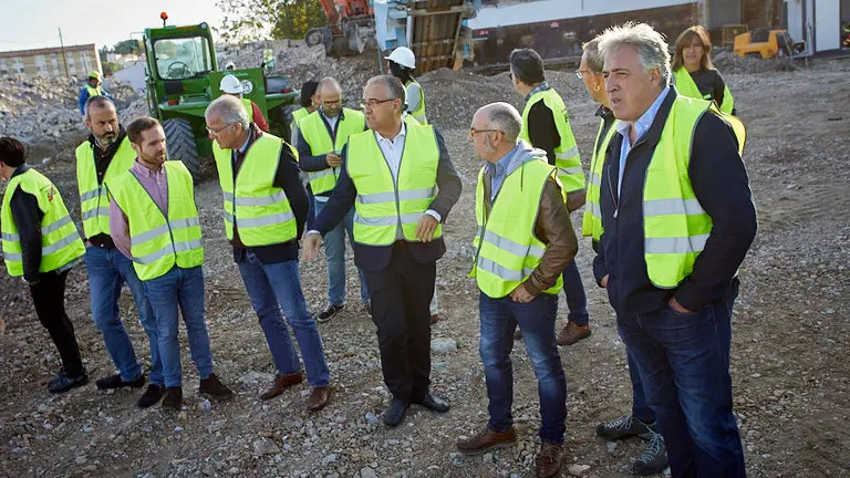 Los miembros de la Gerencia de Urbanismo visitan el solar de las antiguas instalaciones de Argal y Tallunce para conocer los detalles de las obras de derribo. IÑIGO ALZUGARAY