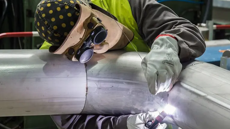 Un soldador trabajando en una empresa ARCHIVO