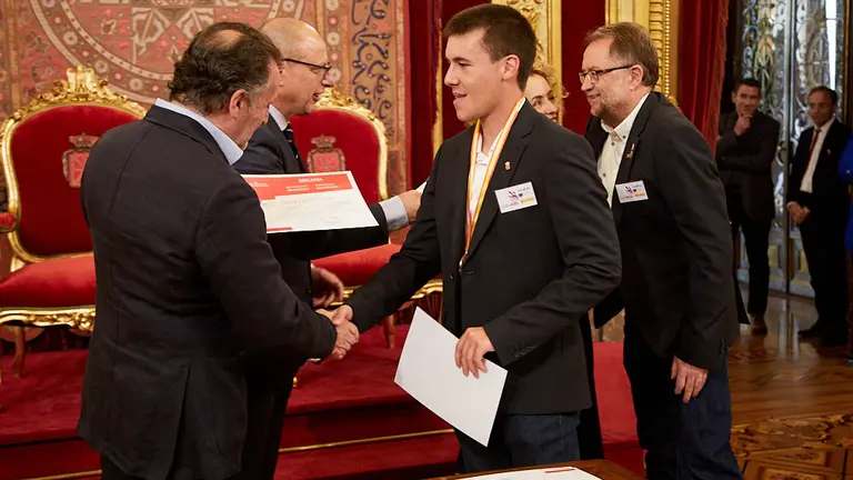 Carlos Gimeno entrega los diplomas a los integrantes del equipo navarro participante en las competiciones de Formación Profesional Spainskills y Worldskilss 2019. IÑIGO ALZUGARAY