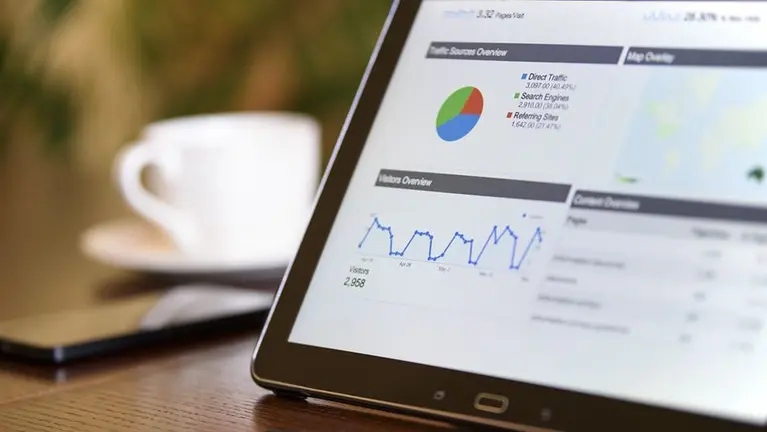 Una tablet con varios datos estadísticos ARCHIVO