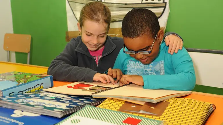 Dos alumnos ciegos vuelven a las aulas en Navarra ONCE