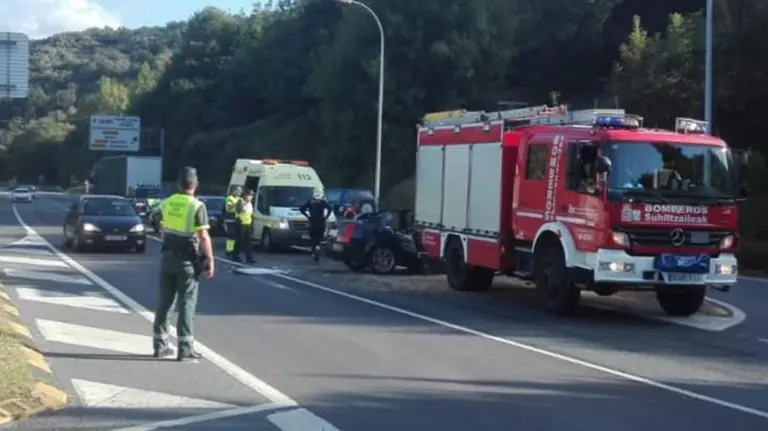 Accidente de tráfico entre un camión y un turismo en Vera de Bidasoa GUARDIA CIVIL