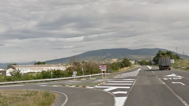 Cruce entre la N-121 y la NA-6020, donde una colisión entre dos vehículos han dejado un herido grave