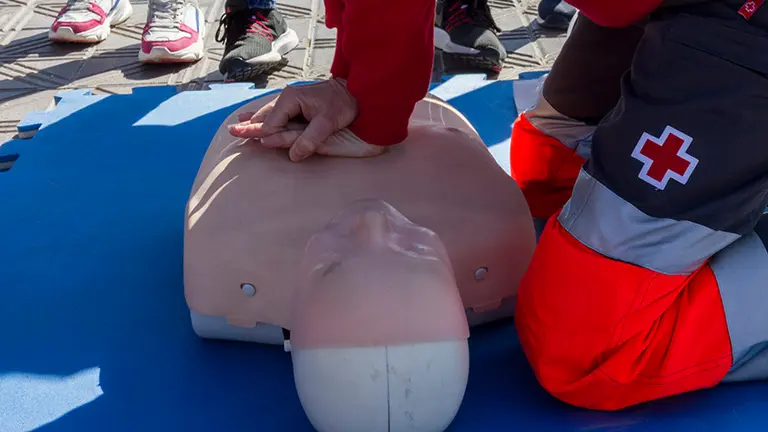 Una práctica de enseñanza de primeros auxilios CRUZ ROJA