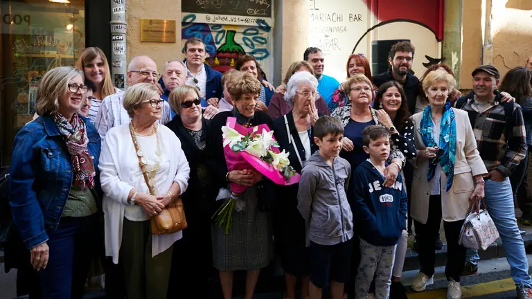 Colocación de la placa honorífica en reconocimiento a Iñaki Astondoa, integrante de los Iruña'ko. PABLO LASAOSA 11