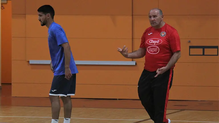 José Lucas Mena &#34;Pato&#34;, a la derecha, en un entrenamiento del Ribera Navarra. Cedida.
