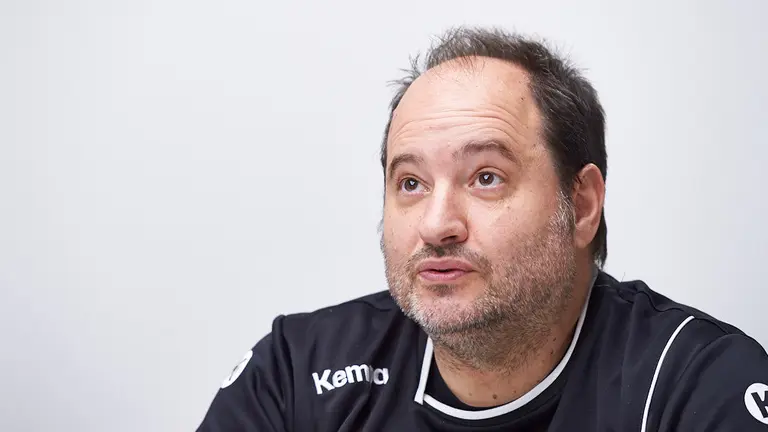 Rueda de prensa del entrenador del primer equipo del balonmano Anaitasuna Iñaki Ániz. MIGUEL OSÉS