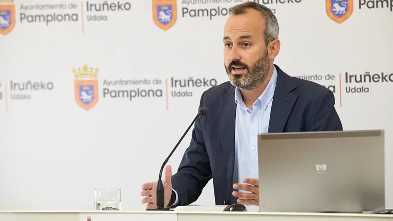 El concejal de Proyectos Estratégicos, Movilidad y Sostenibilidad del Ayuntamiento de Pamplona, Fermín Alonso, presenta el programa de la Semana de la Movilidad. IÑIGO ALZUGARAY