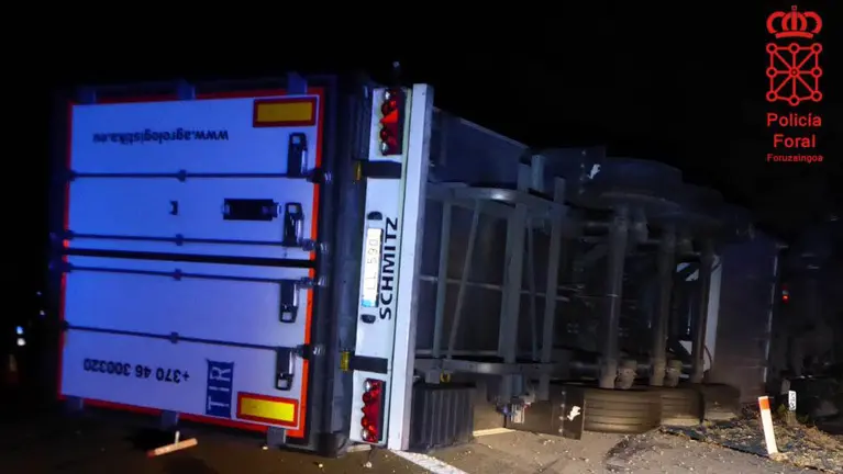 Accidente de camión en la AP15, en Marcilla, donde el conductor ha dado positivo en alcoholemia POLICÍA FORAL