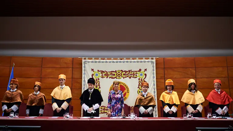 La presidenta del Gobierno de Navarra, María Chivite, y el rector de la Universidad Pública de Navarra, Ramón Gonzalo García, presiden el acto de apertura del curso 2019-20 de la UPNA. MIGUEL OSÉS