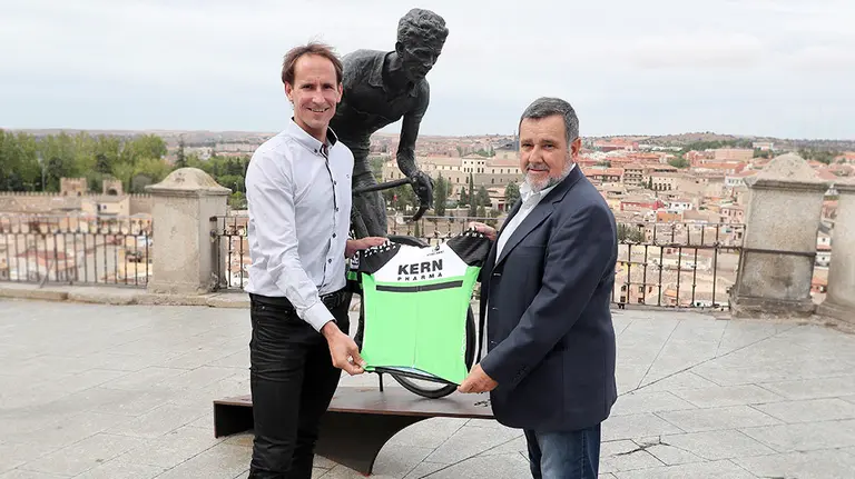 Juanjo Oroz y Manolo Azcona sostienen el nuevo maillot de su equipo.
©PHOTOGOMEZSPORT2019