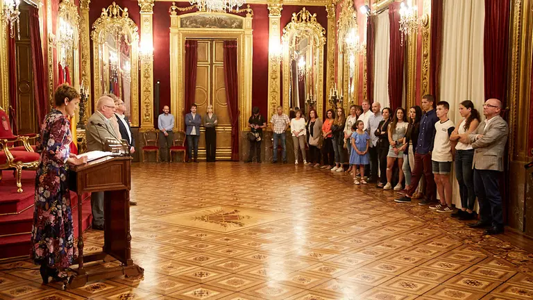 La presidenta del Gobierno de Navarra, María Chivite, recibe a los patinadores navarros participantes en el Campeonato de Europa de Patinaje de Velocidad. IÑIGO ALZUGARAY