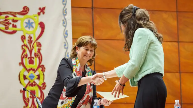 Imagen de la catedrática Inés Olaizola entregando un diploma en la UPNA. UPNA