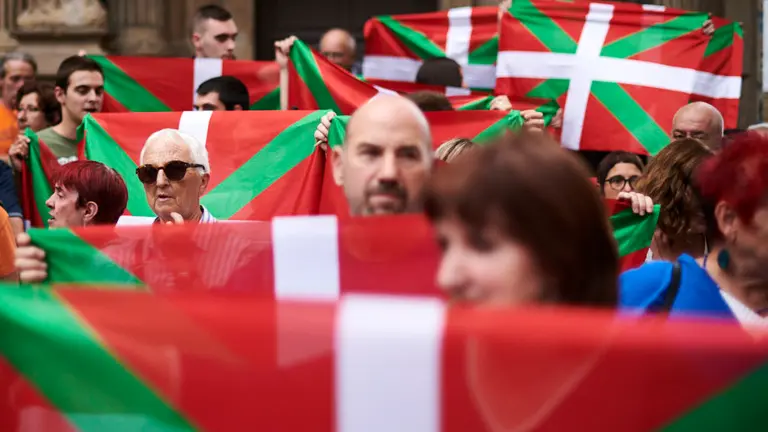 Rueda de prensa y concentración en protesta por las multas recibidas por diferentes personas por _sacar la ikurriña_ durante el chupinazo de San Fermín 4