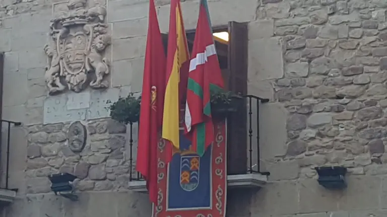 Ikurriña en el balcón del Ayuntamiento de Cirauqui CEDIDA