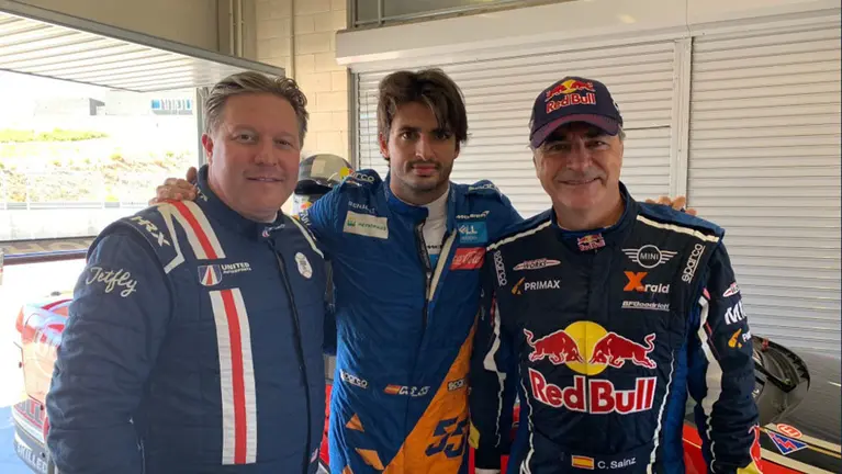 Imagen de la visita de Carlos Sainz y su hijo al Circuito de Navarra. TWITTER