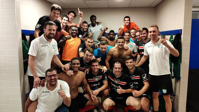 Los jugadores del Beti Kozkor celebran su victoria ante el Burladés en Ripagaina. @BetiKozkorKE.