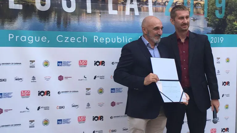 El catedrático e investigador Humberto Bustince recoge en Praga el galardón UPNA