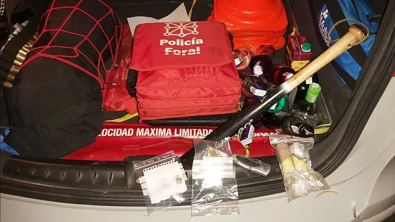 Incautadas navajas, un bate, drogas y alcohol en una pelea multitudinaria en Ansoáin POLICÍA FORAL