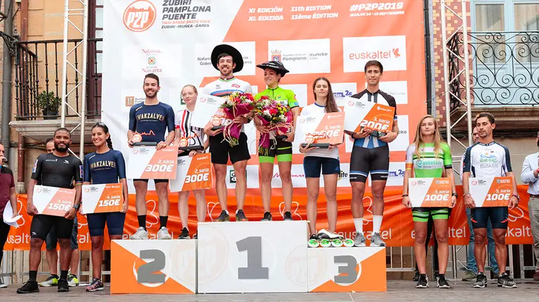 Podium con los vencedores de la maratón de patinaje Pamplona - Puente la Reina. Cedida.