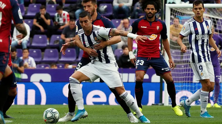 GRAF3113. VALLADOLID, 15/09/2019.- El jugador del CA Osasuna David García agarra al jugador del Real Valladolid Sergi Guardiola (c), durante el partido correspondiente a la cuarta jornada de LaLiga Santander, disputada en el estadio Municipal José Zorrilla de Valladolid. EFE/R. García