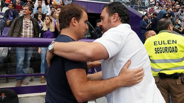 El entrenador del Real Valladolid Sergio González (d) saluda al de Osasuna, Jagoba Arrasate, durante el partido de Liga en Primera División entre Valladolid y Osasuna que disputan esta tarde en el estadio José Zorrilla, en Valladolid. EFE/R. García
