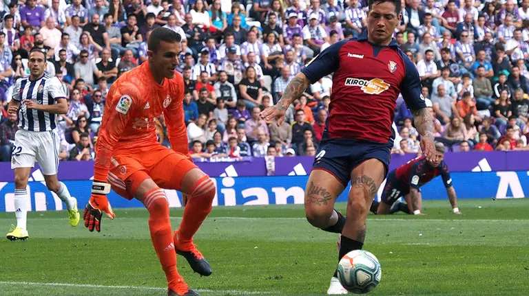 El delantero argentino del Osasuna Chimy Ávila (d) ante el portero del Valladolid Jordi Masip, durante el partido correspondiente a la cuarta jornada de LaLiga Santander, disputada en el estadio Municipal José Zorrilla de Valladolid. EFE/R. García