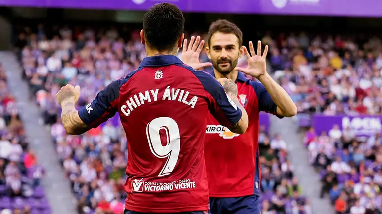 GRAF3119. VALLADOLID, 15/09/2019.- Los jugadores Osasuna Adrián López (d) y Chimy Ávila celebran el gol ante el Real Valladolid, durante el partido de Liga en Primera División disputado esta tarde en el estadio José Zorrilla. EFE/R. García