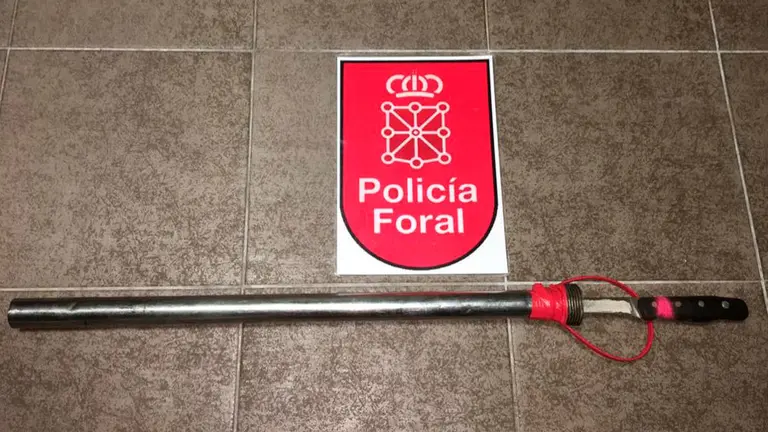 Arma prohibida incautada en el interior de un veh&iacute;culo durante un control rutinario en Sunbilla. POLIC&Iacute;A FORAL