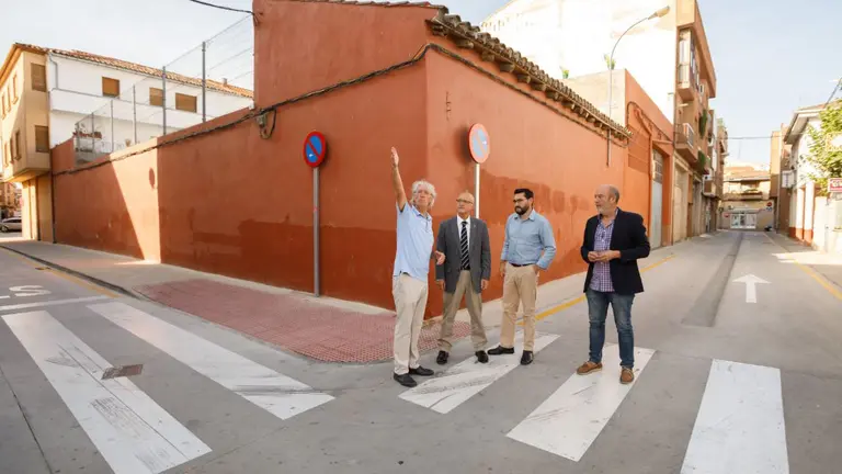 El consejero de Cohesión Territorial del Gobierno de Navarra, Bernardo Ciriza, y el alcalde de San Adrián, Emilio Cigudosa, han conocido este lunes las obras de mejora efectuadas en varias calles GOBIERNO DE NAVARRA