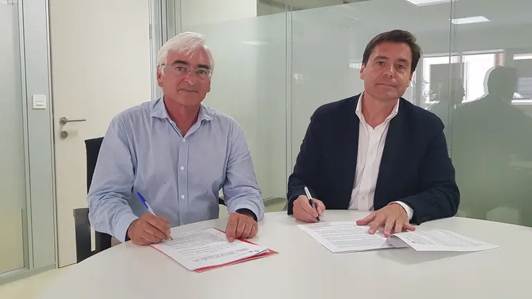 Foto de la firma convenio Josefina Arregui y el Servicio Navarra de Salud CEDIDA