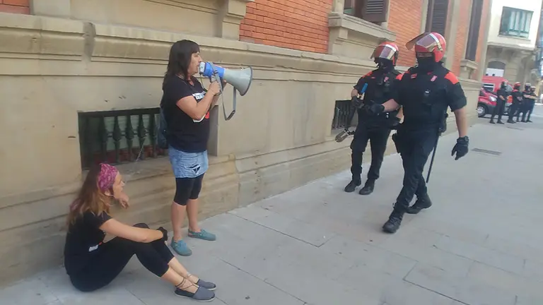 Ocho sindicalistas de LAB se encandenan en el Parlamento de Navarra. NAVARRA.COM 13