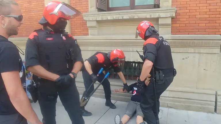 Ocho sindicalistas de LAB se encandenan en el Parlamento de Navarra. NAVARRA.COM 28
