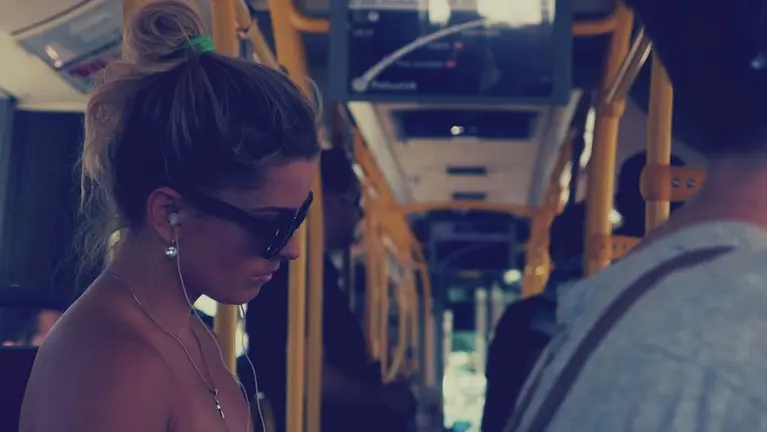 Una mujer dentro de un autobús ARCHIVO