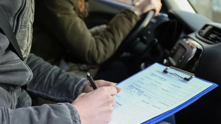 Un examinador durante un examen de conducir. ARCHIVO