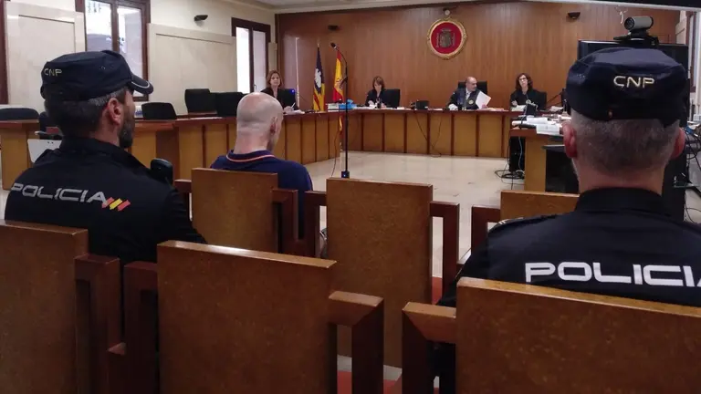 El hombre condenado por agredir y amenzar a sus padres, y obligar a su padre a comerse un cuadro de Miró. EUROPA PRESS