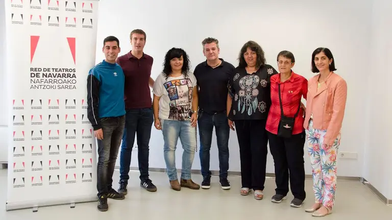 Nueva Junta Directiva de la Red de Teatros de Navarra. De izquierda a derecha, Ibai Antón Domínguez, Xabier Alcuaz Andueza, Mª Jesús Morentín Aramendía, Pello Gurbindo Jiménez, Marta Ruiz Álvarez, Mª Carmen Goicoechea Napales y Mercedes Añón Montón. CEDIDA