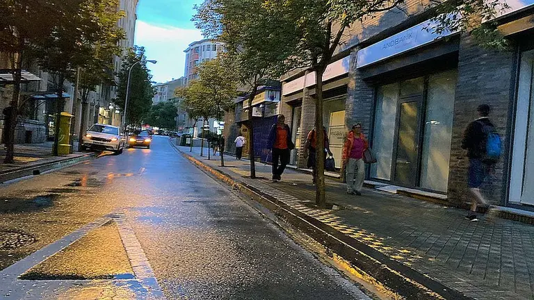 Comercios y portales de la plaza del Vínculo se han visto afectados por el corte de luz en Pamplona