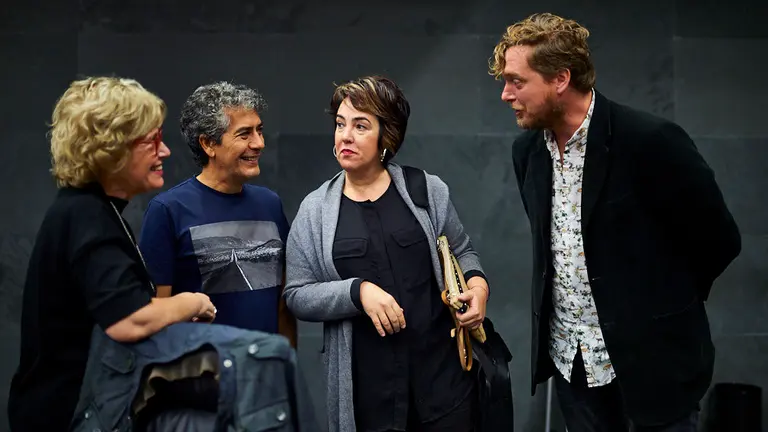 Parlamentarios de Bildu hablan con Ainhoa Aznarez de Podemos momentos previos al comienzo del pleno. MIGUEL OSÉS