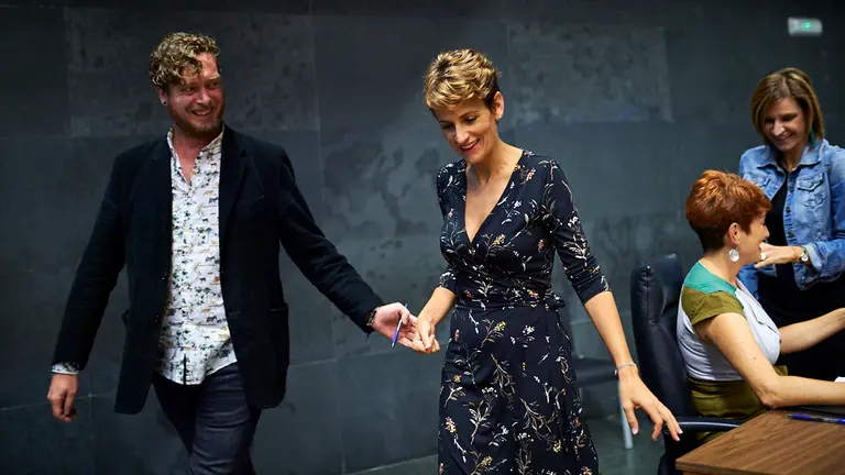 María Chivite, Presidenta del Gobierno de Navarra, junto a Maiorga Ramirez (Eh Bildu) momentos previos al comienzo del pleno. MIGUEL OSÉS