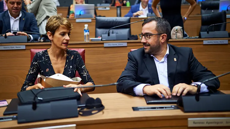 María Chivite, Presidenta del Gobierno, y Javier Remírez, Vicepresidente del Gobierno, juntos en el pleno parlamentario. MIGUEL OSÉS