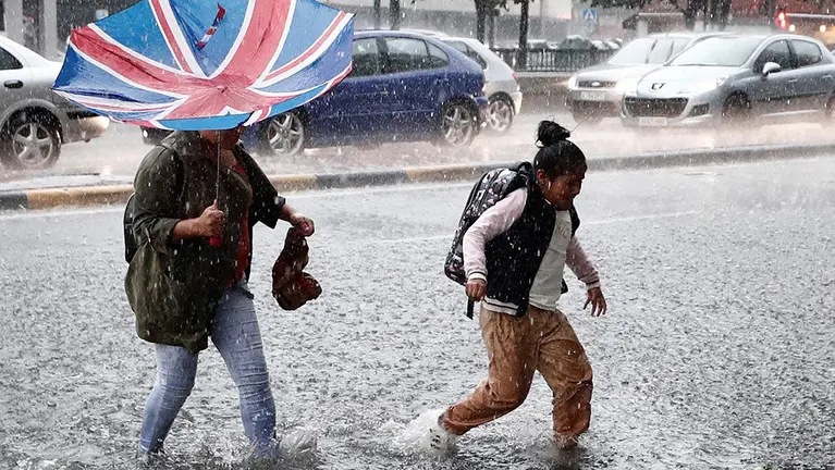 -FOTODELDIA- GRAFCAV8061. PAMPLONA (NAVARRA), 18/09/2019.- Varias personas cruzan la Avenida Baja Navarra que se encuentra inundada de agua tras la fuerte tormenta de esta tarde que ha ocasionado numerosas balsas en las carreteras y donde los bomberos han realizado numerosas salidas para achicar agua en Pamplona. EFE/ Jesús Diges