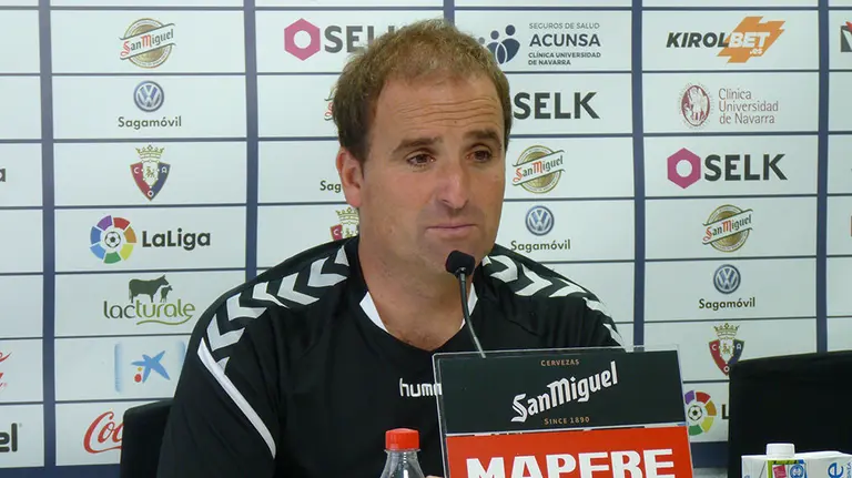Jagoba Arrasate sentado en una rueda de prensa. Navarra.com